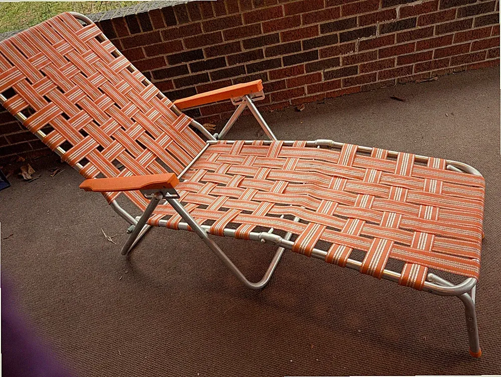Vtg outdoor folding reclining chaise lounger chair ORANGE WHITE webbed aluminum